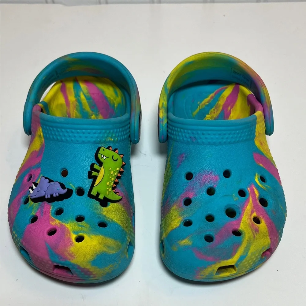 CROCS Kids Marbled Tie Dye Clogs with Fun Dinosaur Jibbitz Charms size C 7